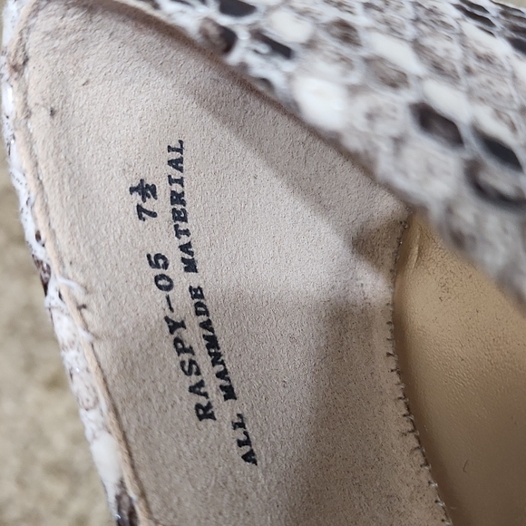 DOLLHOUSE FLAT FAUX SNAKE SKIN SHOES W/BRASS TOE GUARD SZ 7.5 - Picture 9 of 9